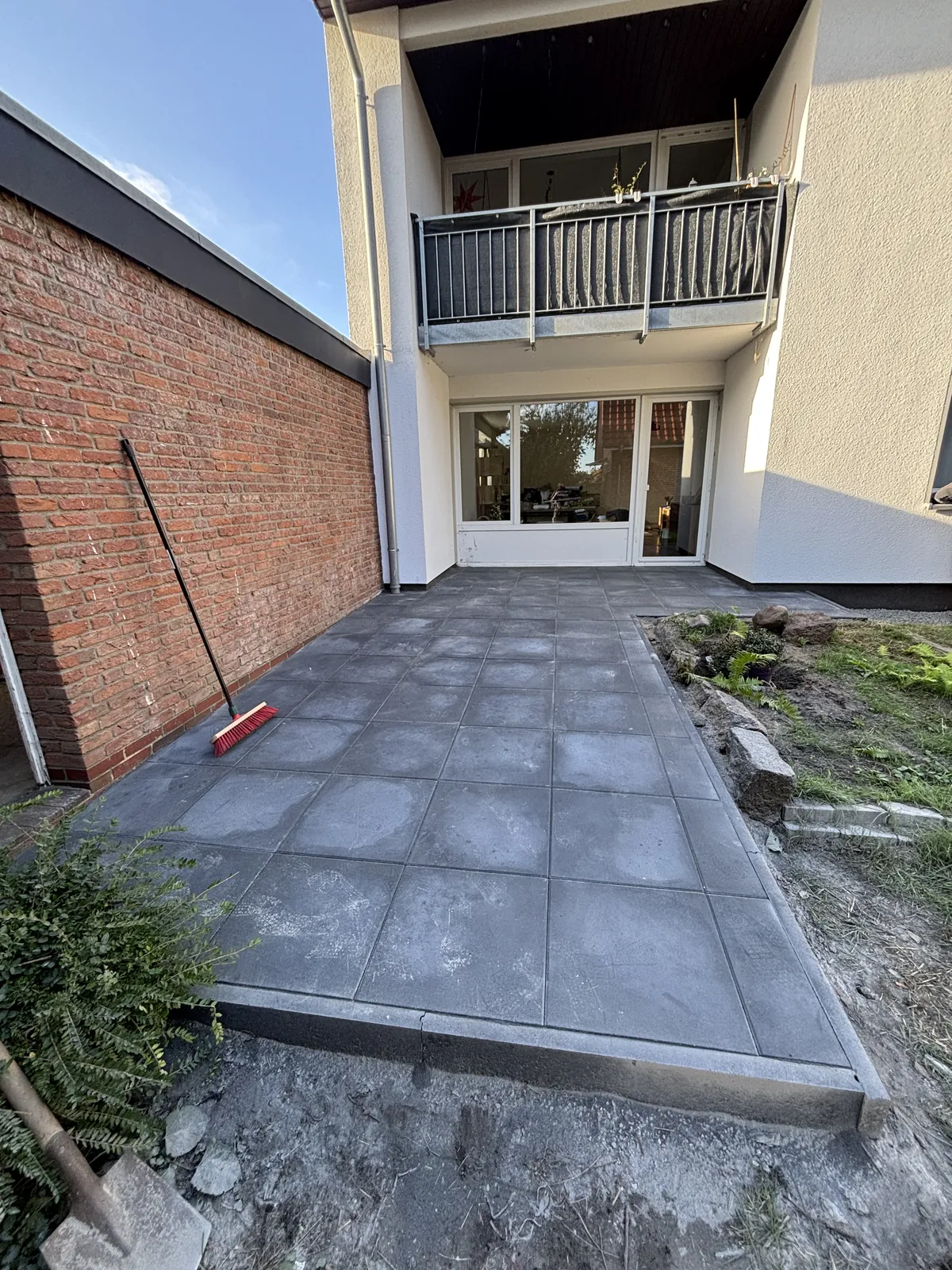 Fertig gepflasterte Terrassenfläche
