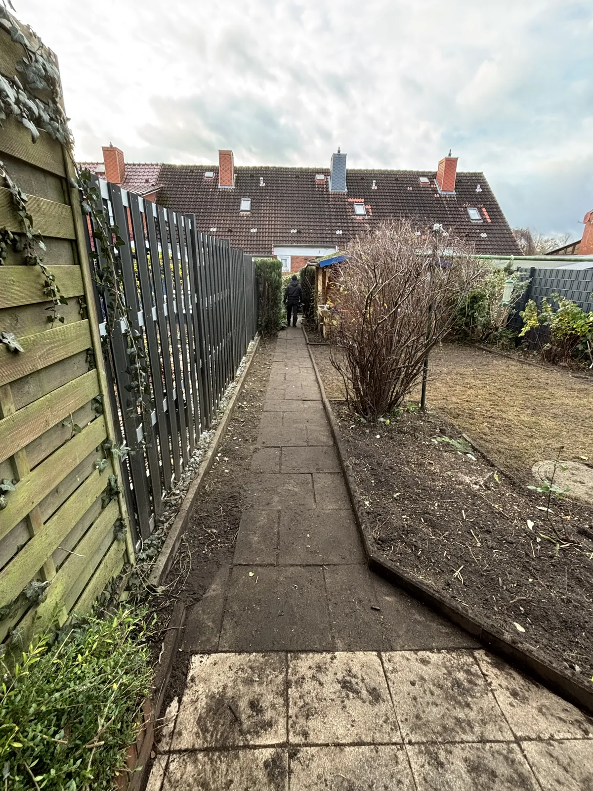 Gartenweg und Beete bei den Gartenarbeiten