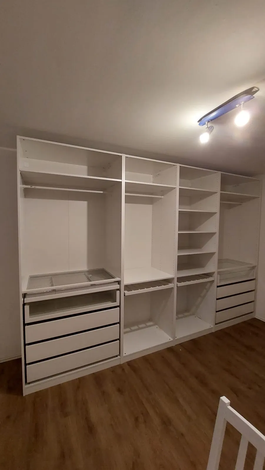 Kleiderschrank bei der Montage