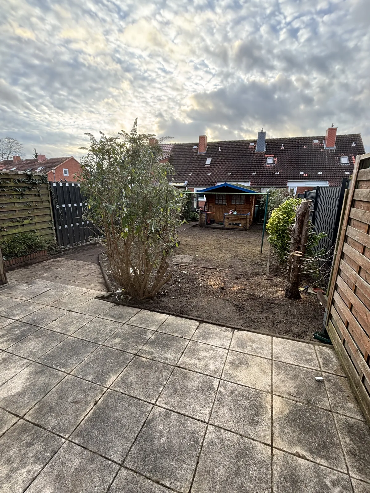 Gartenfläche mit bearbeitetem Boden