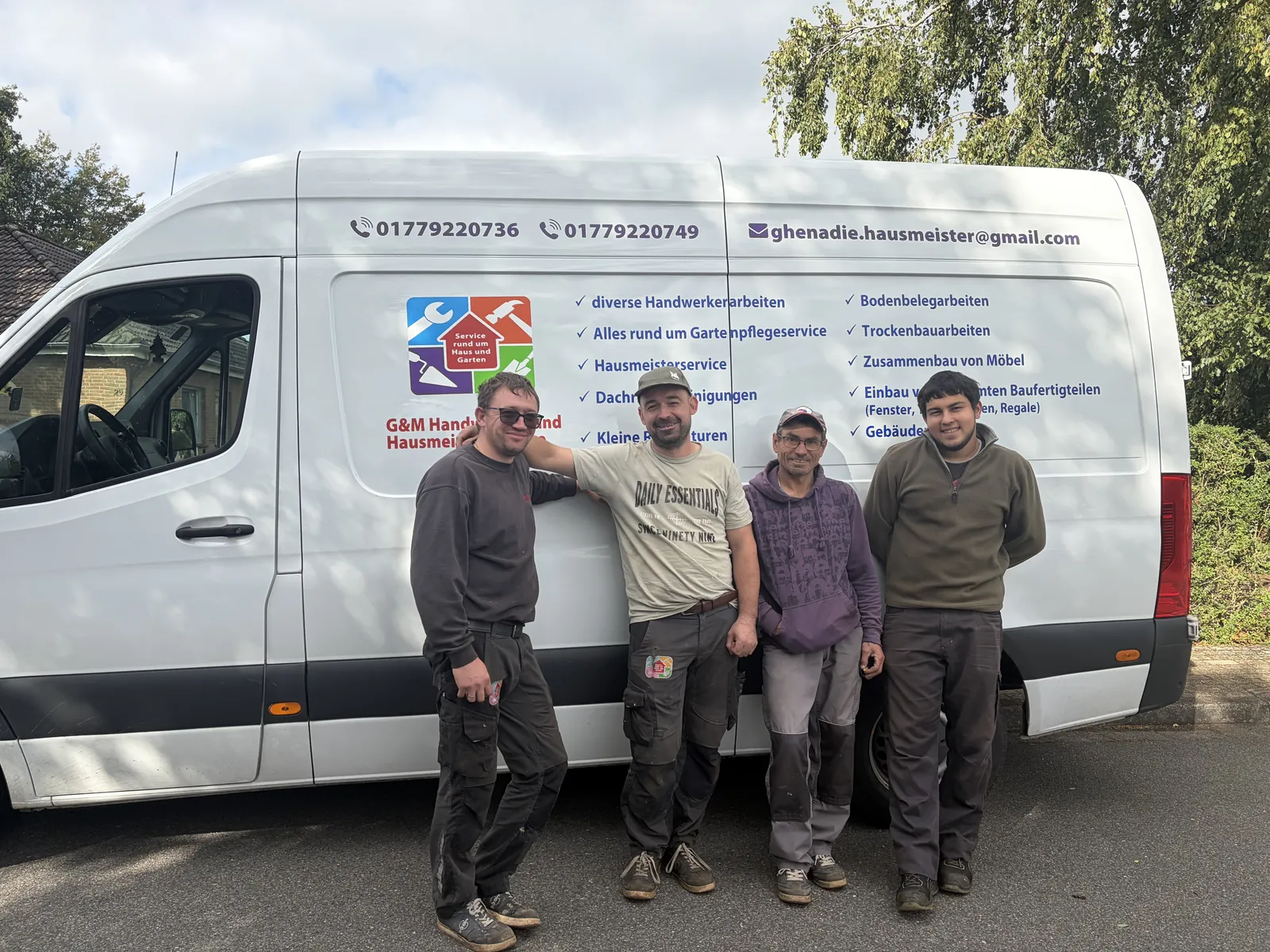 Das Team von G&M Handwerker- und Hausmeister-Service vor dem Firmenwagen